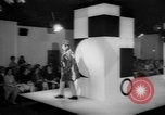 Standbild fashion show London England Vereinigtes Königreich, 1966, aus Sekunde 21 historischem Filmmaterial Videoclip 65675070681