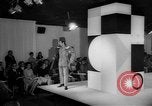 Standbild fashion show London England Vereinigtes Königreich, 1966, aus Sekunde 22 historischem Filmmaterial Videoclip 65675070681