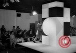Standbild fashion show London England Vereinigtes Königreich, 1966, aus Sekunde 23 historischem Filmmaterial Videoclip 65675070681