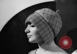 Standbild fashion show London England Vereinigtes Königreich, 1966, aus Sekunde 25 historischem Filmmaterial Videoclip 65675070681