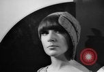 Standbild fashion show London England Vereinigtes Königreich, 1966, aus Sekunde 26 historischem Filmmaterial Videoclip 65675070681