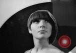 Standbild fashion show London England Vereinigtes Königreich, 1966, aus Sekunde 27 historischem Filmmaterial Videoclip 65675070681