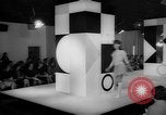 Standbild fashion show London England Vereinigtes Königreich, 1966, aus Sekunde 31 historischem Filmmaterial Videoclip 65675070681