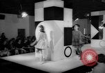 Standbild fashion show London England Vereinigtes Königreich, 1966, aus Sekunde 32 historischem Filmmaterial Videoclip 65675070681