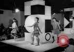 Standbild fashion show London England Vereinigtes Königreich, 1966, aus Sekunde 33 historischem Filmmaterial Videoclip 65675070681