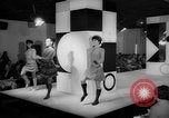 Standbild fashion show London England Vereinigtes Königreich, 1966, aus Sekunde 34 historischem Filmmaterial Videoclip 65675070681
