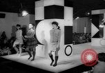 Standbild fashion show London England Vereinigtes Königreich, 1966, aus Sekunde 35 historischem Filmmaterial Videoclip 65675070681