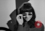 Standbild fashion show London England Vereinigtes Königreich, 1966, aus Sekunde 58 historischem Filmmaterial Videoclip 65675070681