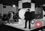 Standbild fashion show London England Vereinigtes Königreich, 1966, aus Sekunde 61 historischem Filmmaterial Videoclip 65675070681