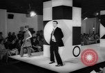 Standbild fashion show London England Vereinigtes Königreich, 1966, aus Sekunde 62 historischem Filmmaterial Videoclip 65675070681