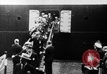 Standbild Olympischen Athleten auf SS Manhattan Deutschland, 1936, aus Sekunde 20 historischem Filmmaterial Videoclip 65675070725