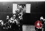 Standbild Olympischen Athleten auf SS Manhattan Deutschland, 1936, aus Sekunde 22 historischem Filmmaterial Videoclip 65675070725