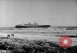 Standbild SS Manhattan aground off Florida United States USA, 1941, aus Sekunde 30 historischem Filmmaterial Videoclip 65675070727