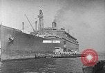Standbild SS Manhattan wird USS Wakefield New York City USA, 1941, aus Sekunde 1 historischem Filmmaterial Videoclip 65675070728