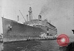 Standbild SS Manhattan wird USS Wakefield New York City USA, 1941, aus Sekunde 5 historischem Filmmaterial Videoclip 65675070728