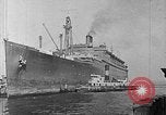 Standbild SS Manhattan wird USS Wakefield New York City USA, 1941, aus Sekunde 6 historischem Filmmaterial Videoclip 65675070728