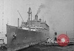 Standbild SS Manhattan wird USS Wakefield New York City USA, 1941, aus Sekunde 12 historischem Filmmaterial Videoclip 65675070728