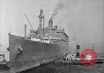 Standbild SS Manhattan wird USS Wakefield New York City USA, 1941, aus Sekunde 13 historischem Filmmaterial Videoclip 65675070728