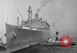 Standbild SS Manhattan wird USS Wakefield New York City USA, 1941, aus Sekunde 15 historischem Filmmaterial Videoclip 65675070728