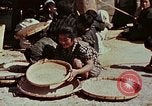 Image Réhabilitation des autochtones sur Okinawa en Seconde Guerre Mondiale Okinawa îles Ryukyu, 1945, de la seconde 26 séquences d'archives historiques vidéo 65675070759