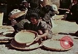 Image Réhabilitation des autochtones sur Okinawa en Seconde Guerre Mondiale Okinawa îles Ryukyu, 1945, de la seconde 28 séquences d'archives historiques vidéo 65675070759