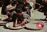 Image Réhabilitation des autochtones sur Okinawa en Seconde Guerre Mondiale Okinawa îles Ryukyu, 1945, de la seconde 32 séquences d'archives historiques vidéo 65675070759
