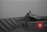Image homme sur Lookout Péninsule Antarctique, 1946, de la seconde 5 séquences d'archives historiques vidéo 65675070789