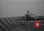 Image homme sur Lookout Péninsule Antarctique, 1946, de la seconde 7 séquences d'archives historiques vidéo 65675070789
