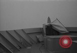Image homme sur Lookout Péninsule Antarctique, 1946, de la seconde 14 séquences d'archives historiques vidéo 65675070789