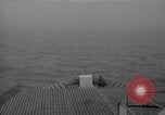 Image homme sur Lookout Péninsule Antarctique, 1946, de la seconde 43 séquences d'archives historiques vidéo 65675070789