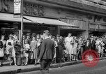 Standbild Zeitung London England Vereinigtes Königreich, 1943, aus Sekunde 10 historischem Filmmaterial Videoclip 65675070898