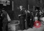 Standbild Zeitung London England Vereinigtes Königreich, 1943, aus Sekunde 12 historischem Filmmaterial Videoclip 65675070898