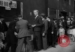 Standbild Zeitung London England Vereinigtes Königreich, 1943, aus Sekunde 13 historischem Filmmaterial Videoclip 65675070898