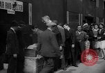 Standbild Zeitung London England Vereinigtes Königreich, 1943, aus Sekunde 16 historischem Filmmaterial Videoclip 65675070898