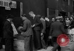 Standbild Zeitung London England Vereinigtes Königreich, 1943, aus Sekunde 17 historischem Filmmaterial Videoclip 65675070898