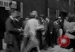 Standbild Zeitung London England Vereinigtes Königreich, 1943, aus Sekunde 22 historischem Filmmaterial Videoclip 65675070898