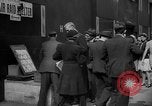 Standbild Zeitung London England Vereinigtes Königreich, 1943, aus Sekunde 24 historischem Filmmaterial Videoclip 65675070898