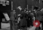 Standbild Zeitung London England Vereinigtes Königreich, 1943, aus Sekunde 25 historischem Filmmaterial Videoclip 65675070898