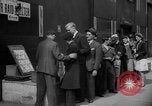 Standbild Zeitung London England Vereinigtes Königreich, 1943, aus Sekunde 27 historischem Filmmaterial Videoclip 65675070898