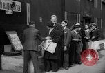Standbild Zeitung London England Vereinigtes Königreich, 1943, aus Sekunde 29 historischem Filmmaterial Videoclip 65675070898
