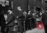 Standbild Zeitung London England Vereinigtes Königreich, 1943, aus Sekunde 32 historischem Filmmaterial Videoclip 65675070898