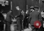 Standbild Zeitung London England Vereinigtes Königreich, 1943, aus Sekunde 35 historischem Filmmaterial Videoclip 65675070898