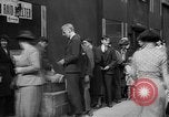 Standbild Zeitung London England Vereinigtes Königreich, 1943, aus Sekunde 38 historischem Filmmaterial Videoclip 65675070898