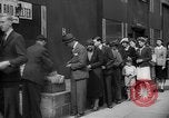 Standbild Zeitung London England Vereinigtes Königreich, 1943, aus Sekunde 42 historischem Filmmaterial Videoclip 65675070898