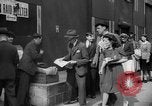 Standbild Zeitung London England Vereinigtes Königreich, 1943, aus Sekunde 47 historischem Filmmaterial Videoclip 65675070898