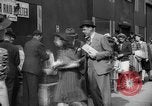 Standbild Zeitung London England Vereinigtes Königreich, 1943, aus Sekunde 48 historischem Filmmaterial Videoclip 65675070898
