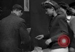 Standbild Zeitung London England Vereinigtes Königreich, 1943, aus Sekunde 56 historischem Filmmaterial Videoclip 65675070898