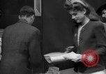 Standbild Zeitung London England Vereinigtes Königreich, 1943, aus Sekunde 58 historischem Filmmaterial Videoclip 65675070898