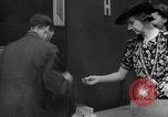 Standbild Zeitung London England Vereinigtes Königreich, 1943, aus Sekunde 62 historischem Filmmaterial Videoclip 65675070898