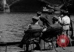 Immagine di Folla di Londra Londra Inghilterra Regno Unito, 1943, secondo 30 filmato di repertorio 65675070899